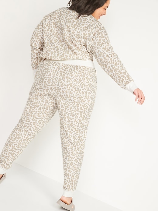 L'image numéro 2 présente Pantalon de jogging à imprimé léopard rétro, taille forte