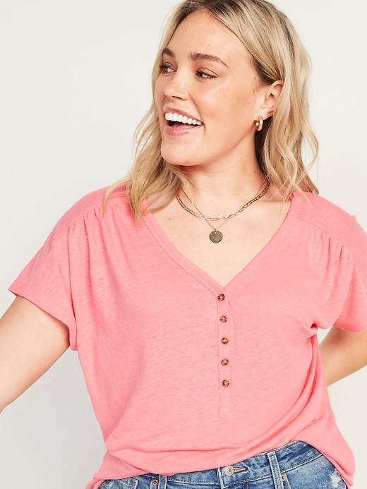 L'image numéro 1 présente T-shirt henley ample à col en V en mélange de lin pour Femme