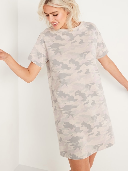 L'image numéro 1 présente Robe t-shirt ample à imprimé camouflage rétro pour Femme