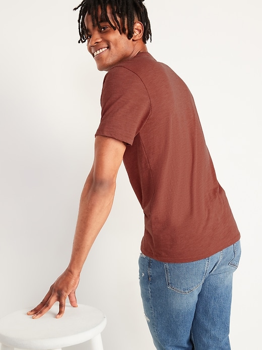 Voir une image plus grande du produit 2 de 3. T-shirt henley en tricot flammé avec patte en toile à manches courtes pour Homme