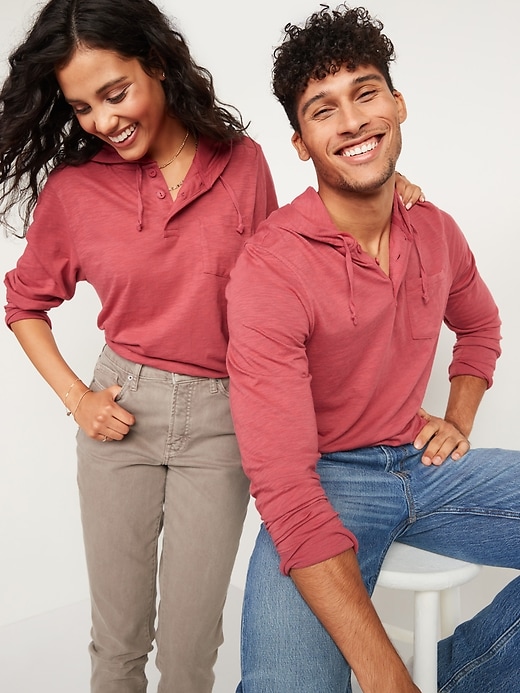 Voir une image plus grande du produit 1 de 2. T-shirt henley unisexe à capuchon en tricot flammé de style rétro pour Homme et Femme
