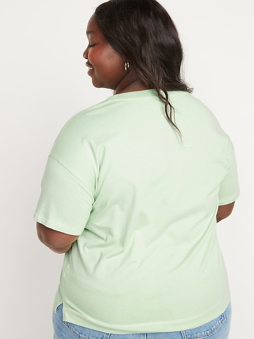 L'image numéro 2 présente T-shirt ample rétro à encolure ras du cou pour Femme