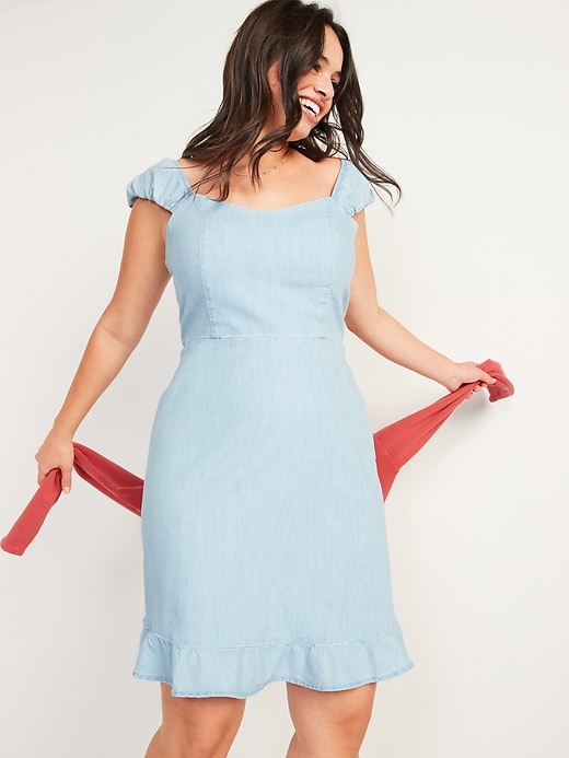 L'image numéro 1 présente Mini-robe en denim, coupe ajustée et évasée à manches bouffantes pour Femme