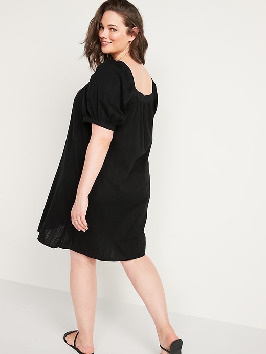 L'image numéro 8 présente Mini-robe trapèze armurée à manches bouffantes pour Femme