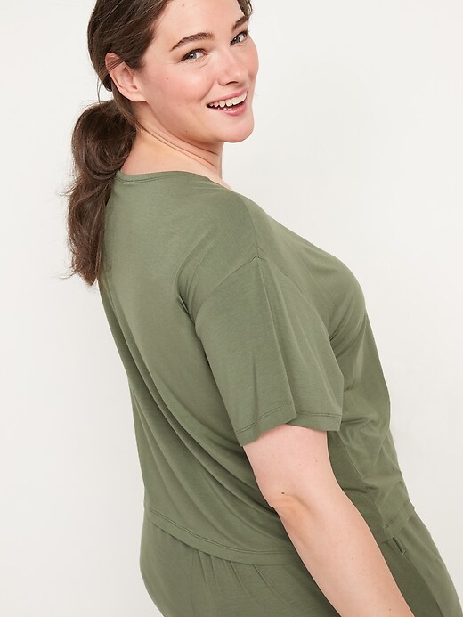 L'image numéro 8 présente T-shirt ample en jersey ultra-doux pour Femme