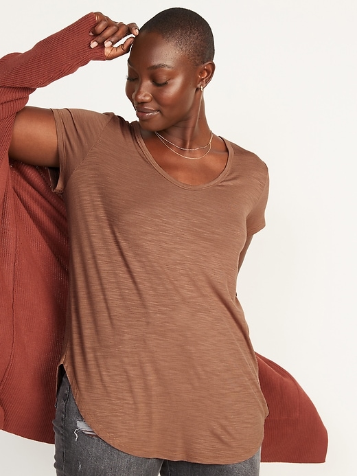 L'image numéro 1 présente T-shirt-tunique luxueux en tricot flammé à col en V plongeant pour Femme