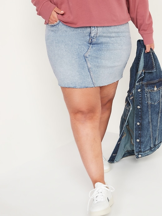 L'image numéro 7 présente Jupe en jean à ourlet brut, taille haute et braguette à boutons pour Femme
