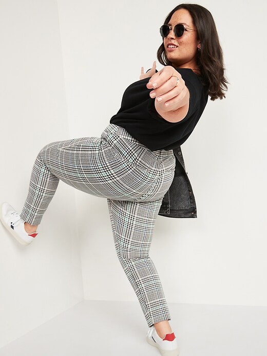 L'image numéro 8 présente Pantalon Pixie à la cheville à taille haute à imprimé pour Femme