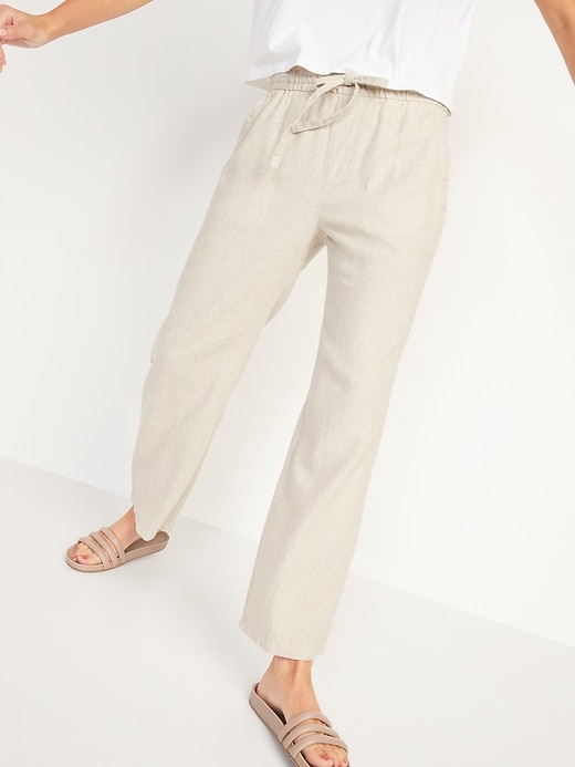 L'image numéro 5 présente Pantalon en mélange de lin à taille haute et à jambe large pour Femme