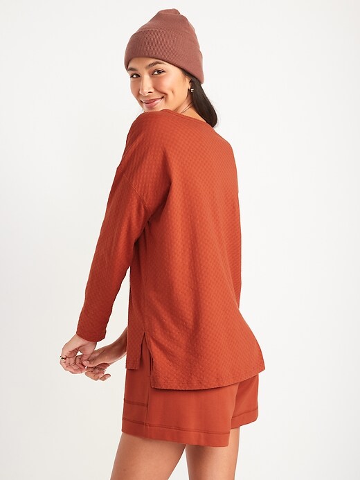 L'image numéro 6 présente Haut tunique de pyjama surdimensionné en tricot pointelle pour Femme