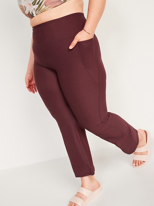 L'image numéro 7 présente Pantalon mi-long Powersoft, coupe évasée, taille haute, poches latérales pour femme