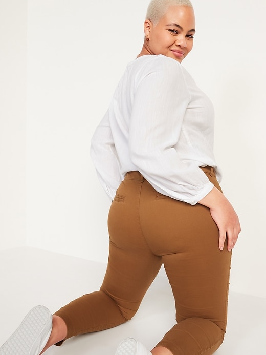 L'image numéro 2 présente Pantalon chino Pixie taille mi-basse longueur cheville pour Femme