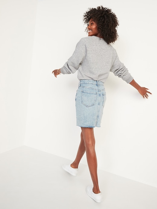 L'image numéro 6 présente Jupe en jean à ourlet brut, taille haute et braguette à boutons pour Femme