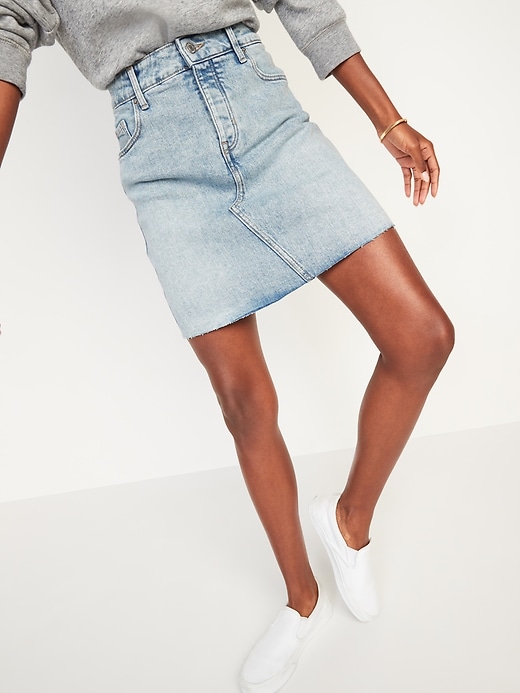 L'image numéro 5 présente Jupe en jean à ourlet brut, taille haute et braguette à boutons pour Femme