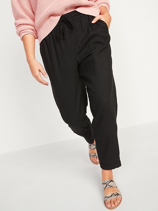 L'image numéro 1 présente Pantalon droit court à taille haute en mélange de lin pour Femme