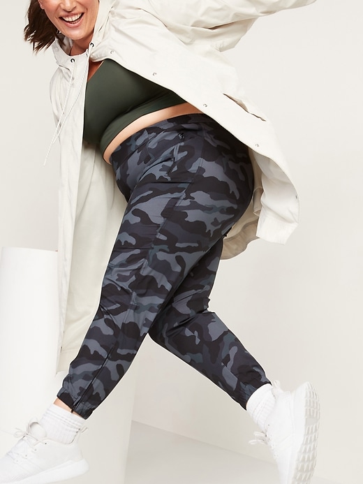 L'image numéro 3 présente Pantalon d'entraînement doux à taille moyenne à extensibilité quadridirectionnelle pour femme