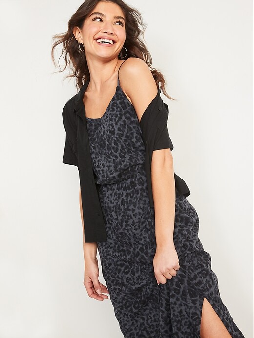 L'image numéro 3 présente Robe-camisole mi-longue en tricot flammé à imprimé léopard à taille définie pour Femme