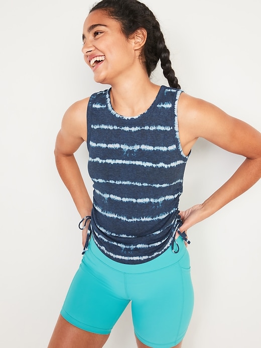L'image numéro 5 présente Camisole raccourcie en tricot côtelé UltraLite cintré sur les côté pour Femme