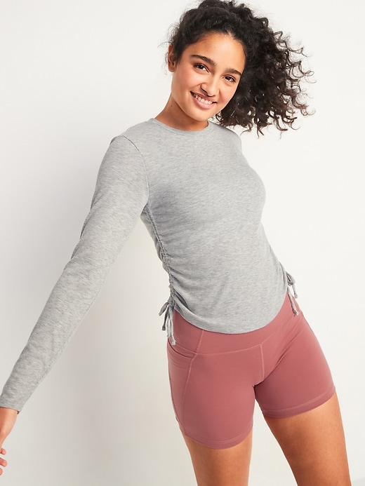 L'image numéro 5 présente Haut en tricot côtelé UltraLite à manches longues cintré sur les côté pour Femme