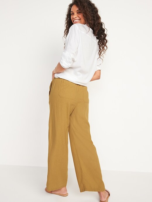 L'image numéro 6 présente Pantalon en mélange de lin à taille haute et à jambe large pour Femme