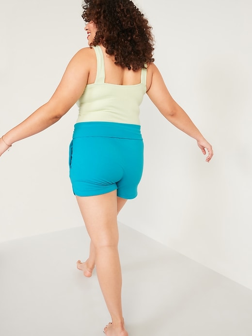 L'image numéro 2 présente Short de yoga en jersey bouclette léger à taille haute rabattable pour Femme (entrejambe 10 cm)