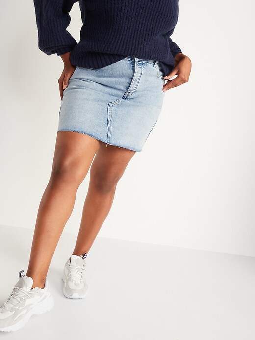 L'image numéro 1 présente Jupe en jean à ourlet brut, taille haute et braguette à boutons pour Femme