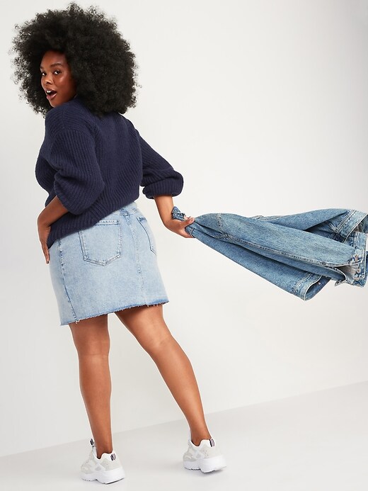 L'image numéro 2 présente Jupe en jean à ourlet brut, taille haute et braguette à boutons pour Femme