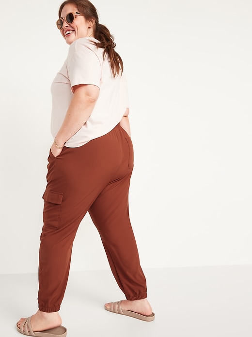 L'image numéro 8 présente Pantalon de jogging cargo StretchTech à taille haute pour Femme