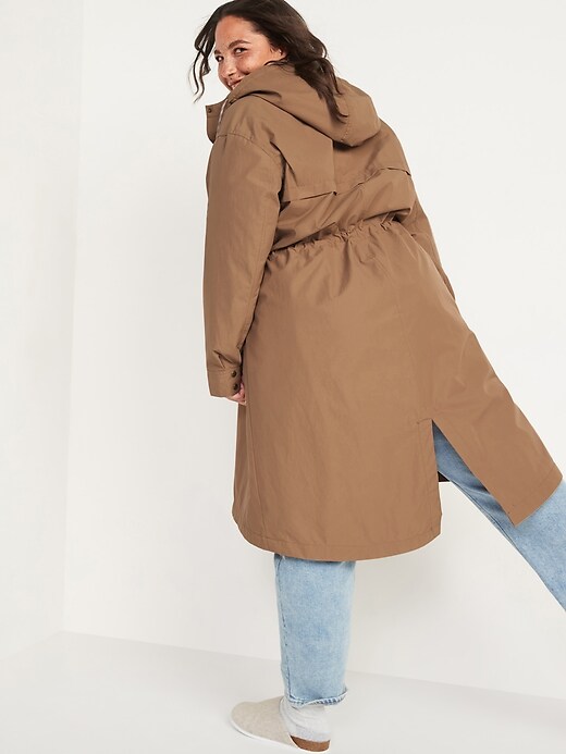 L'image numéro 2 présente Trench-coat utilitaire à capuchon pour Femme