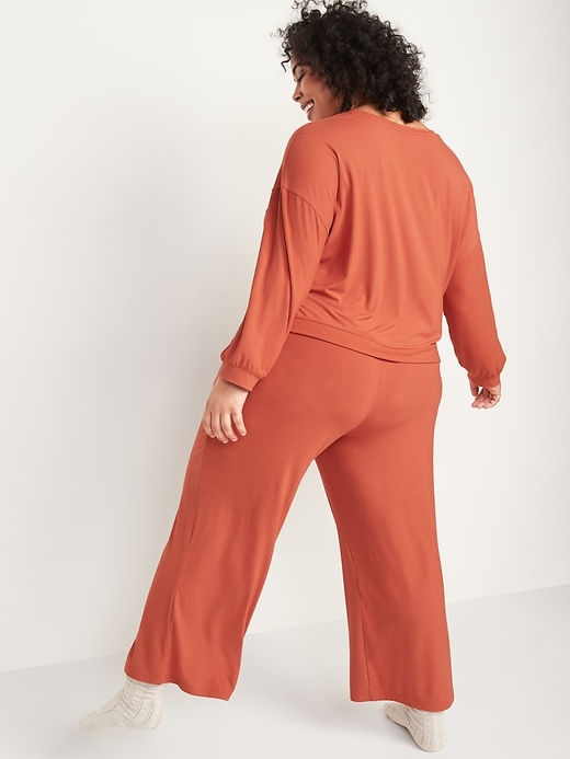 L'image numéro 7 présente Pantalon de pyjama Sunday Sleep ultra-doux à jambe large 3/4  et à taille haute pour Femme