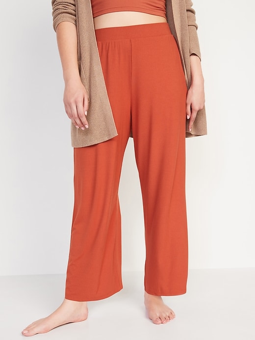 L'image numéro 1 présente Pantalon de pyjama Sunday Sleep ultra-doux à jambe large 3/4  et à taille haute pour Femme