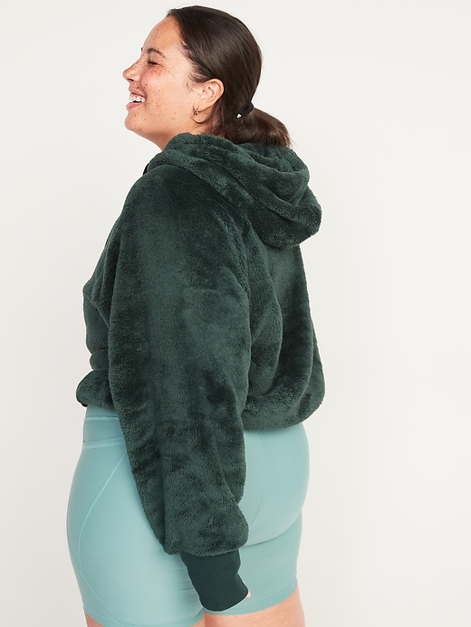 L'image numéro 8 présente Chandail à capuchon ample en sherpa duveteux pour Femme