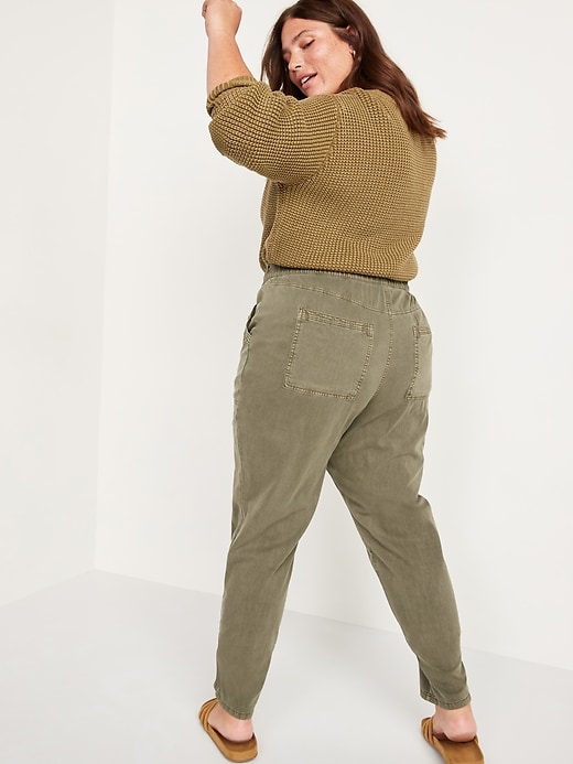 L'image numéro 8 présente Pantalon utilitaire teint en plongée à taille haute pour Femme