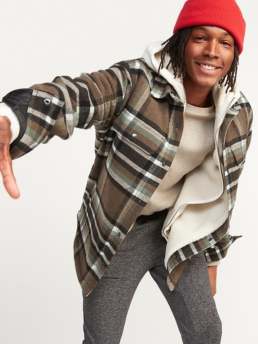 L'image numéro 3 présente Veste-chemise à carreaux en mélange de laine doublée en sherpa pour homme