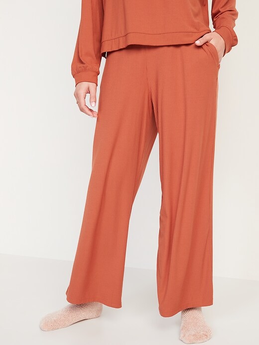 L'image numéro 5 présente Pantalon de pyjama Sunday Sleep ultra-doux à jambe large 3/4  et à taille haute pour Femme