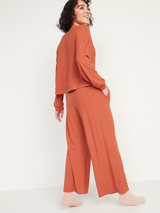 L'image numéro 6 présente Pantalon de pyjama Sunday Sleep ultra-doux à jambe large 3/4  et à taille haute pour Femme