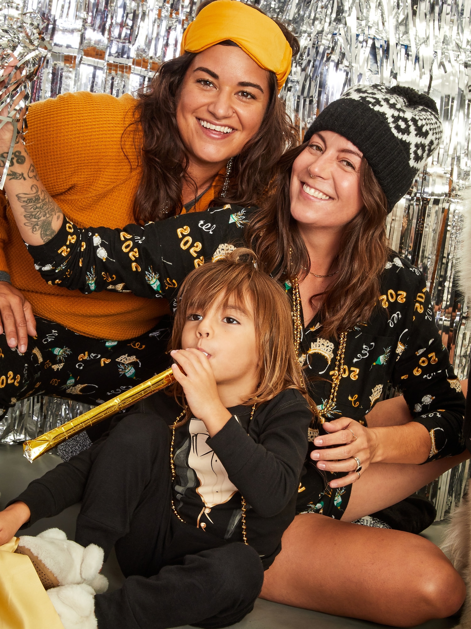 Old Navy Christmas Hours 2022 Matching Holiday Graphic Gender-Neutral Snug-Fit Pajama Set For Kids | Old  Navy