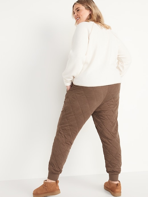 L'image numéro 8 présente Pantalon de jogging en coton ouaté matelassé à taille très haute pour Femme