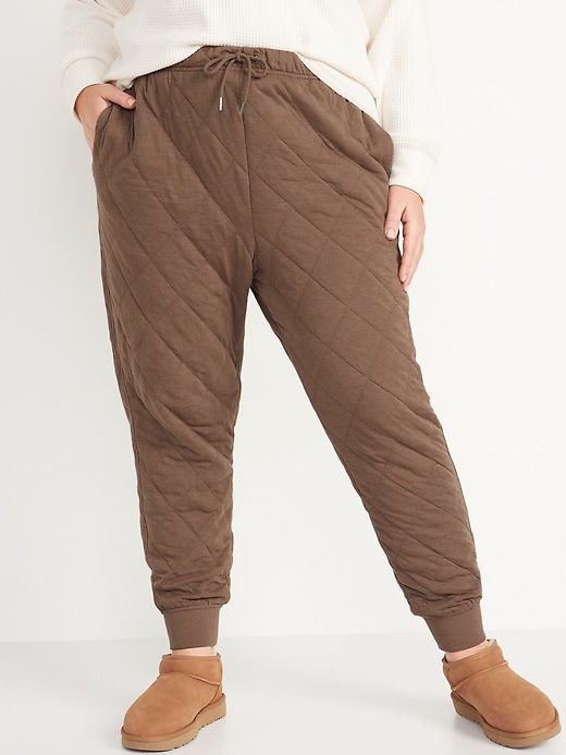 L'image numéro 7 présente Pantalon de jogging en coton ouaté matelassé à taille très haute pour Femme