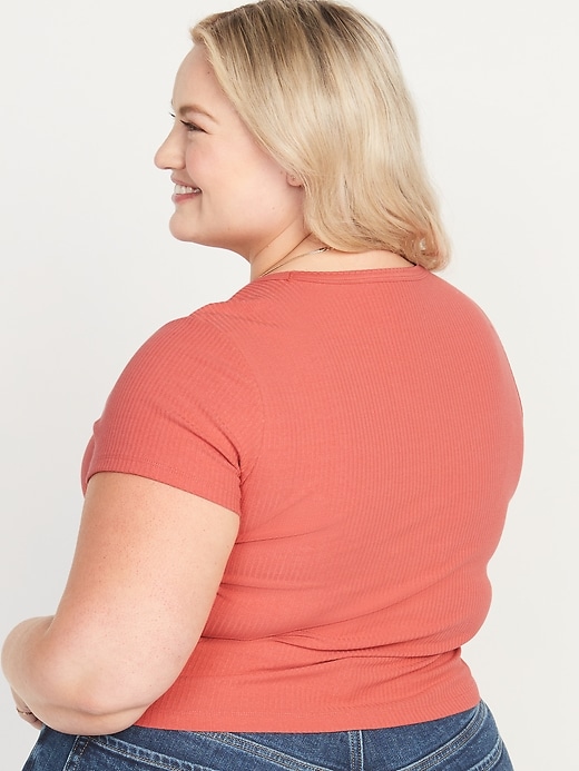 L'image numéro 8 présente T-shirt en tricot côtelé à manches courtes, coupe étroite pour Femme