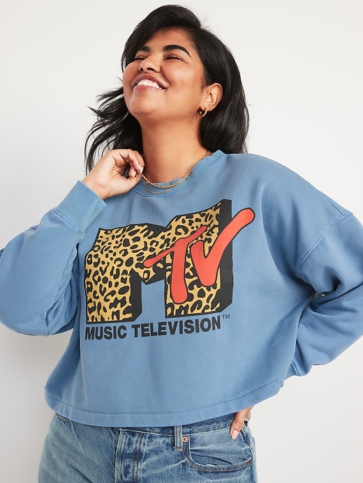 Old Navy Long-Sleeve Oversized Cropped Pop-Culture Graphic Sweatshirt for Women. 1