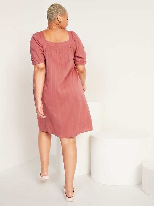 L'image numéro 6 présente Mini-robe trapèze armurée à manches bouffantes pour Femme