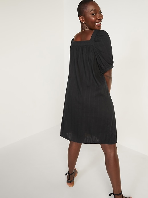 L'image numéro 6 présente Mini-robe trapèze armurée à manches bouffantes pour Femme