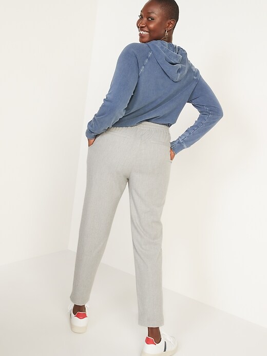 L'image numéro 6 présente Pantalon en sergé brossé à taille haute, longueur cheville pour Femme