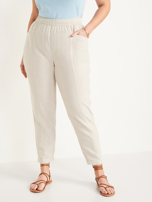 L'image numéro 5 présente Pantalon court à taille haute en mélange de lin pour Femme