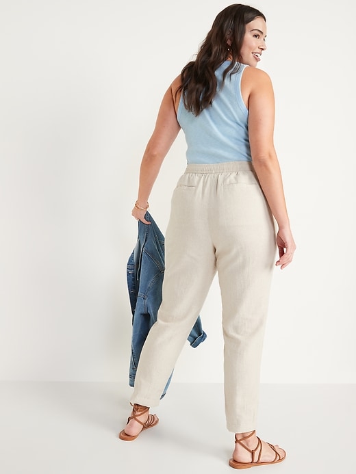 L'image numéro 6 présente Pantalon court à taille haute en mélange de lin pour Femme