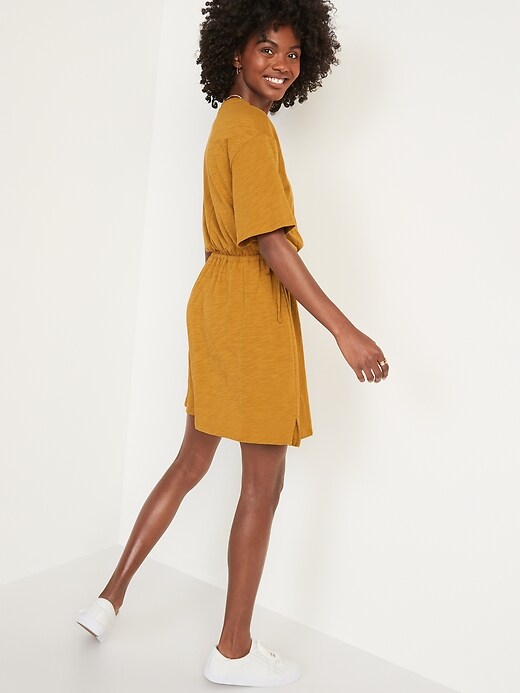 L'image numéro 2 présente Robe mini en tricot flammé à manches courtes et à taille définie pour Femme