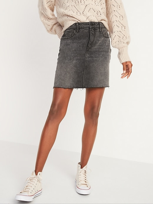 L'image numéro 1 présente Mini-jupe noire en jean à ourlet effiloché, taille haute pour femme
