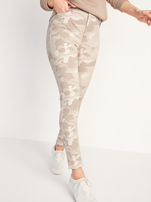 L'image numéro 1 présente Pantalon long Pixie à taille haute à imprimé camouflage pour femme