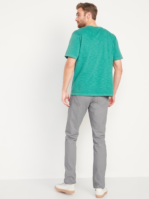 L'image numéro 2 présente Pantalon étroit rigide à cinq poches en sergé non extensible pour Homme